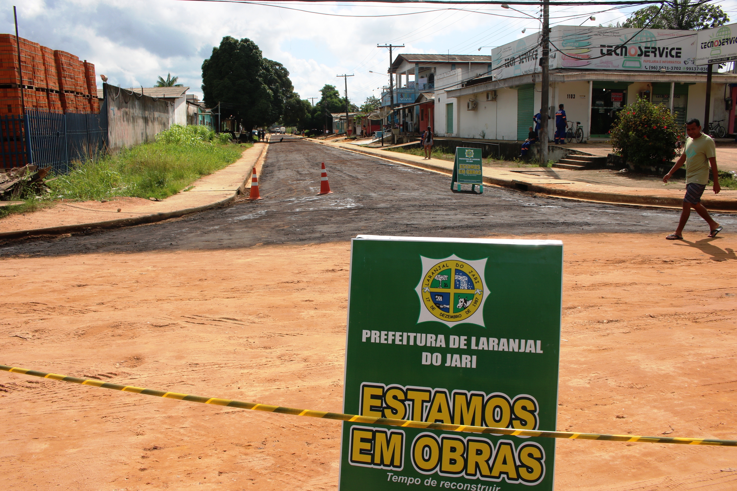 Obra de pavimentação asfáltica é retomada no Bairro agreste em Laranjal do Jari.